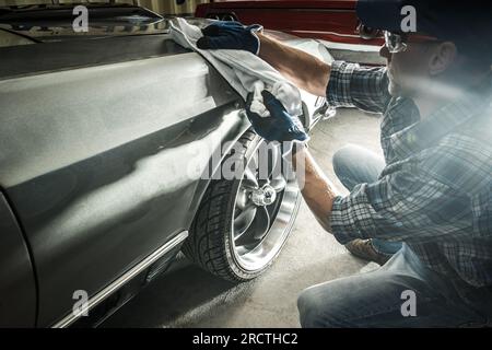 Besitzer Eines Kaukasischen Klassikers Reinigt Seine Amerikanischen Muscle Cars. Automobil-Design. Stockfoto