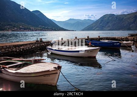 Die Bucht von Kotor in Montenegro führt zum alten Mittelmeerhafen von Kotor, der von Befestigungsanlagen umgeben ist, die während der venezianischen Zeit erbaut wurden. Stockfoto