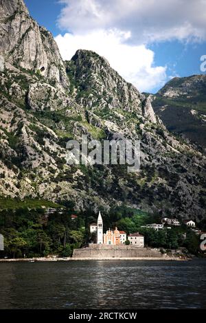 St. Die Matthiaskirche ragt in der Bucht von Kotor in der Nähe der Altstadt von Kotor, Montenegro, hervor. Stockfoto