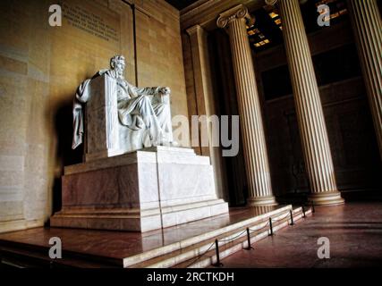 Die Abraham Lincoln Statue im Lincoln Memorial auf der National Mall in Washington DC. Stockfoto