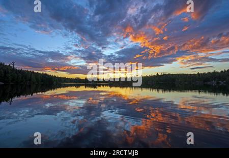 Spektakuläre Reflexionen auf ruhigen Gewässern in den North Woods am Jenny Lake in der Boundary Waters Canoe Area in Minnesota Stockfoto