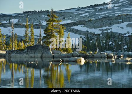 Alpenberg mit Schnee und Aloha-See. Stockfoto