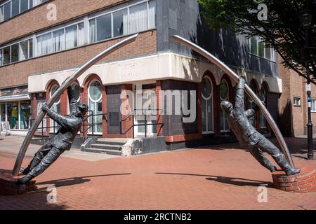 Arc Sculpture, Coal Miner, Lord Street, Wrexham, Clwyd, Nordwales, Großbritannien Stockfoto