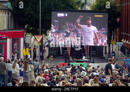 London, Großbritannien. 16. Juli 2023. Die Northcote Road SW11 Battersea ist geschlossen und die Menge sieht das Männer Wimbledon Tennis Finale auf einer riesigen Leinwand von den Pisten der Wakehurst Road. Carlos Alcaraz V Novak Djokovic. Kredit: JOHNNY ARMSTEAD/Alamy Live News Stockfoto