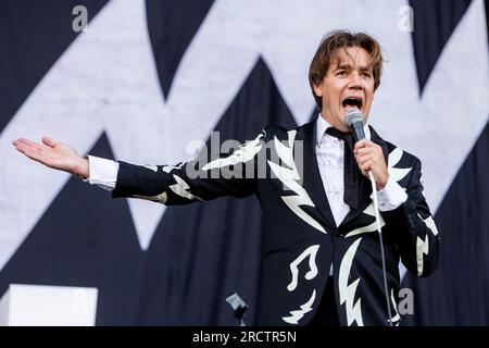 Mailand, Italien. 15. Juli 2023. Pelle Almqvist of the Hives tritt live auf dem IDAYS Festival in Mailand auf. Kredit: SOPA Images Limited/Alamy Live News Stockfoto