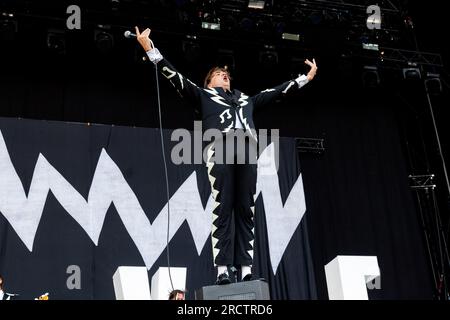 Mailand, Italien. 15. Juli 2023. Pelle Almqvist of the Hives tritt live auf dem IDAYS Festival in Mailand auf. (Foto: Mairo Cinquetti/SOPA Images/Sipa USA) Guthaben: SIPA USA/Alamy Live News Stockfoto