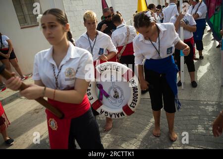 Malaga, Spanien. 16. Juli 2023. Zwei der Brüder „Virgen del Carmen“ sehen Sie, die einen Zierwagen mit dem Bild der Jungfrau tragen, während sie an einer Prozession im Viertel „El Palo“ teilnehmen. Jedes Jahr, am 16. Juli, feiert Malaga ein religiöses Fest zu Ehren der „Virgen del Carmen“, Schutzpatron der Seeleute und Fischer. Die Statue der Jungfrau, getragen von einer Gruppe von Gläubigen in traditionellen Kostümen entlang der Straßen, wird auf einem Boot vom Strand platziert, das später die Küste Malagas hinunter segelt. Kredit: SOPA Images Limited/Alamy Live News Stockfoto