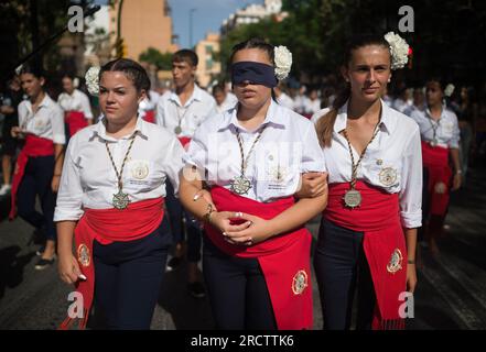 Malaga, Spanien. 16. Juli 2023. Die Brüderschaft „Virgen del Carmen“ wird mit einer Augenbinde zusammen mit anderen gesehen, die an einer Prozession im Viertel „El Palo“ teilnehmen. Jedes Jahr, am 16. Juli, feiert Malaga ein religiöses Fest zu Ehren der „Virgen del Carmen“, Schutzpatron der Seeleute und Fischer. Die Statue der Jungfrau, getragen von einer Gruppe von Gläubigen in traditionellen Kostümen entlang der Straßen, wird auf einem Boot vom Strand platziert, das später die Küste Malagas hinunter segelt. Kredit: SOPA Images Limited/Alamy Live News Stockfoto