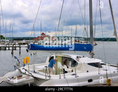 Boote im Hafen von Tammisaari mit Restaurant Knipan im Hintergrund, Uusimaa, Finnland Stockfoto