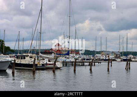 Boote im Hafen von Tammisaari mit Restaurant Knipan im Hintergrund, Uusimaa, Finnland Stockfoto