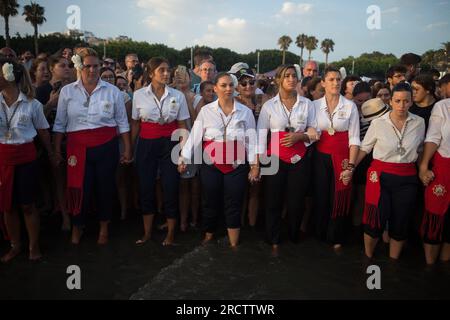 Malaga, Spanien. 16. Juli 2023. Die Brüder „Virgen del Carmen“ werden in traditionellen Kostümen am Strand gesehen, während sie an einer Prozession im Viertel „El Palo“ teilnehmen. Jedes Jahr, am 16. Juli, feiert Malaga ein religiöses Fest zu Ehren der „Virgen del Carmen“, Schutzpatron der Seeleute und Fischer. Die Statue der Jungfrau, getragen von einer Gruppe von Gläubigen in traditionellen Kostümen entlang der Straßen, wird auf einem Boot vom Strand platziert, das später die Küste Malagas hinunter segelt. (Foto: Jesus Merida/SOPA Images/Sipa USA) Guthaben: SIPA USA/Alamy Live News Stockfoto