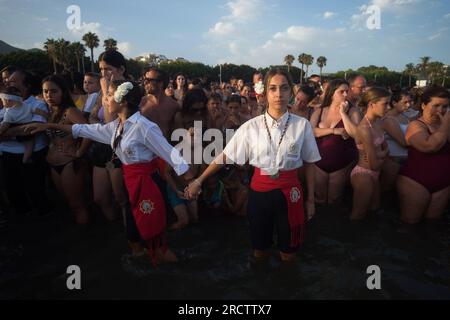 Malaga, Spanien. 16. Juli 2023. Die Brüder „Virgen del Carmen“ werden in traditionellen Kostümen am Strand gesehen, während sie an einer Prozession im Viertel „El Palo“ teilnehmen. Jedes Jahr, am 16. Juli, feiert Malaga ein religiöses Fest zu Ehren der „Virgen del Carmen“, Schutzpatron der Seeleute und Fischer. Die Statue der Jungfrau, getragen von einer Gruppe von Gläubigen in traditionellen Kostümen entlang der Straßen, wird auf einem Boot vom Strand platziert, das später die Küste Malagas hinunter segelt. (Foto: Jesus Merida/SOPA Images/Sipa USA) Guthaben: SIPA USA/Alamy Live News Stockfoto