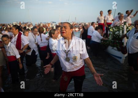 Malaga, Spanien. 16. Juli 2023. Ein Bußgesuch der Brüderschaft „Virgen del Carmen“ wird am Strand gesehen, während er an einer Prozession im Viertel „El Palo“ teilnimmt. Jedes Jahr, am 16. Juli, feiert Malaga ein religiöses Fest zu Ehren der „Virgen del Carmen“, Schutzpatron der Seeleute und Fischer. Die Statue der Jungfrau, getragen von einer Gruppe von Gläubigen in traditionellen Kostümen entlang der Straßen, wird auf einem Boot vom Strand platziert, das später die Küste Malagas hinunter segelt. (Foto: Jesus Merida/SOPA Images/Sipa USA) Guthaben: SIPA USA/Alamy Live News Stockfoto