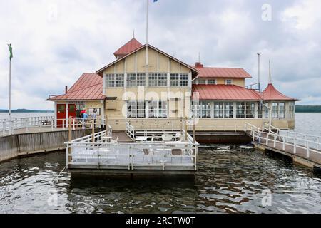 Historisches Restaurant Knipan am Ufer von Tammisaari in Südfinnland Stockfoto