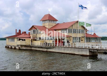 Historisches Restaurant Knipan am Ufer von Tammisaari in Südfinnland Stockfoto