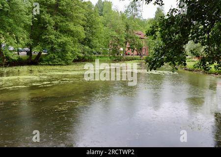 Der Fluss Fiskars fließt durch das Dorf Fiskars. Das Dorf wurde im 17. Jahrhundert in der westlichen Region Uusimaa, Südfinnland, gegründet Stockfoto