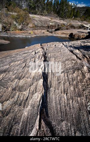 Grooves, die durch Witterungseinflüsse in Granitfelsen geschnitten wurden, bald Rock Creek, Girraween National Park, Southeast Queensland, Australien Stockfoto