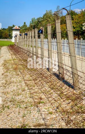 Umzäunung mit elektrisiertem Stacheldraht im Konzentrationslager Dachau in Deutschland Stockfoto