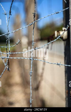 Nahaufnahme des Stacheldrahtes am Umzaun des Konzentrationslagers Dachau in Deutschland Stockfoto