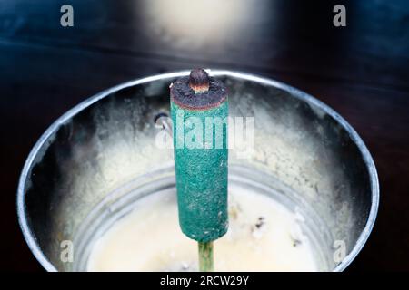 Mückenschutzmittel für den Außenbereich. Insektizidstäbchen von grünen Mücken, Nahaufnahme Stockfoto