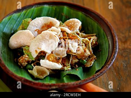 Gado Gado oder gemischtes Gemüse mit Erdnusssoße ist ein traditioneller Salat aus Indonesien mit Erdnusssoße und Cracker Stockfoto