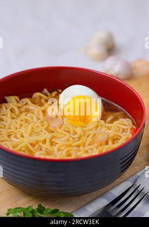 Schale mit Indomie Goreng oder gebratene Nudeln Instantnudeln Indonesische traditionelle Nudeln Stockfoto