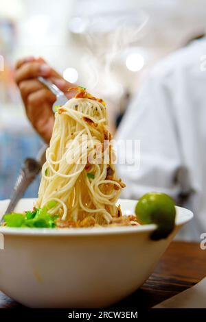 Schale mit Indomie Goreng oder gebratene Nudeln Instantnudeln Indonesische traditionelle Nudeln Stockfoto