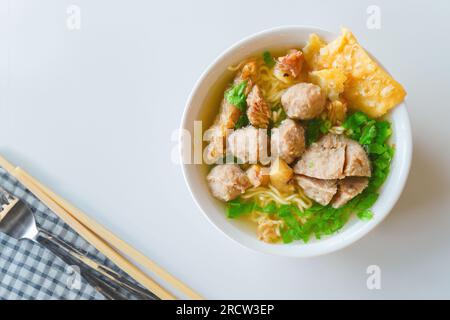 Bakso oder baso ist ein indonesisches Fleischklößchen, dessen Konsistenz der chinesischen Rindfleischklößchen, Fischklößchen oder Schweinebällen ähnelt. Stockfoto