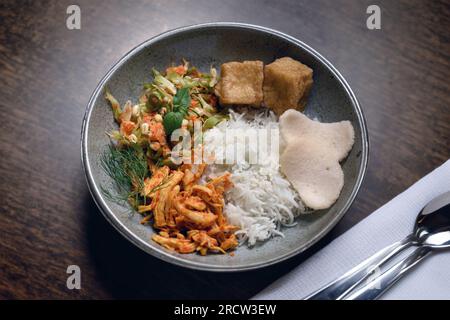 Ein köstliches Nasi Campur, indonesisches Essen, Street Food Stockfoto