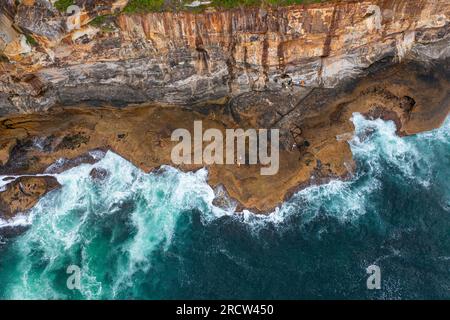 Luftaufnahme von Menschen, die mit Angelruten auf Felsen angeln, Sudney NSW Australien Stockfoto