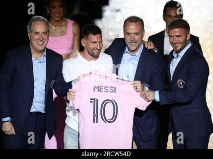 Miami, Vereinigte Staaten Von Amerika. 16. Juli 2023. FORT LAUDERDALE, FLORIDA, USA - JULI 16: Argentinischer Superstar Lionel Messi posiert für ein Foto mit Jorge Mas, einem der Eigentümer von Inter Miami, ehemaliger britischer Fußballspieler und einem der Eigentümer von Inter Miami David Beckham, Jose R. Mas, einem der Eigentümer von Inter Miami, Und sein Trikot während des Inter Miami CF, bei dem am 16. Juli 2023 im DRV PNK Stadium in Fort Lauderdale, Florida, USA „The Enveil“ vorgestellt wurde. Kredit: SIPA USA/Alamy Live News Stockfoto