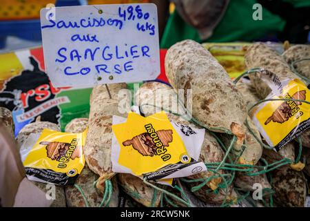 Antibes, Frankreich - 24. Mai 2023: Korsische Eberwurst zum Verkauf an einem Stand in einer lokalen überdachten provenzalischen Markthalle in der Altstadt Stockfoto