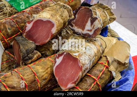 Lonzo, korsischer trocken gepökelter Schinken von Nustrale Rasse Schweinelende zum Verkauf in einer lokalen überdachten provenzalischen Markthalle in der Altstadt von Antibes, Frankreich Stockfoto