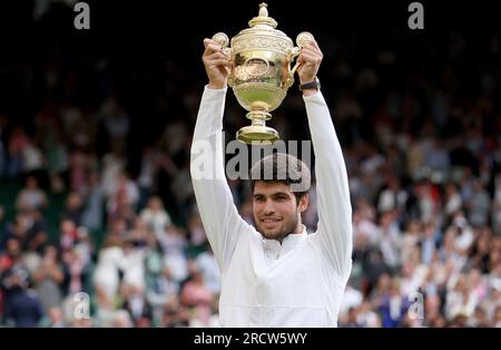 London, Großbritannien. 16. Juli 2023. Carlos Alcaraz gewinnt seine Trophäe, nachdem er das Finalspiel der Männer-Singles zwischen Novak Djokovic aus Serbien und Carlos Alcaraz aus Spanien bei der Wimbledon Tennis Championships in London, Großbritannien, am 16. Juli 2023 gewonnen hat. Kredit: Li Ying/Xinhua/Alamy Live News Stockfoto