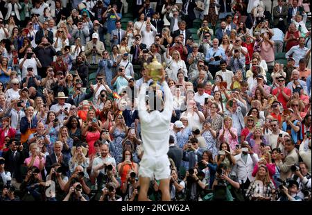 London, Großbritannien. 16. Juli 2023. Carlos Alcaraz gewinnt seine Trophäe, nachdem er das Finalspiel der Männer-Singles zwischen Novak Djokovic aus Serbien und Carlos Alcaraz aus Spanien bei der Wimbledon Tennis Championships in London, Großbritannien, am 16. Juli 2023 gewonnen hat. Kredit: Li Ying/Xinhua/Alamy Live News Stockfoto