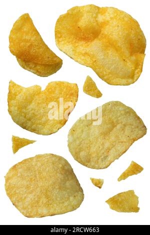 Kartoffelchips mit unterschiedlichen Formen auf weißem Hintergrund mit Schnittpfad Stockfoto