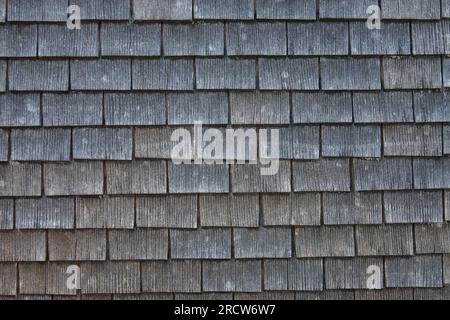 Es werden Nahaufnahmen von alten Schindeln auf dem Dach eines Hauses in der Schweiz gezeigt. Stockfoto