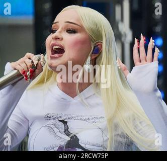 NEW YORK, NY, USA - 23. JUNI 2023: Kim Petras tritt in der NBC „Today“ Show Concert Series auf der Rockefeller Plaza auf. Stockfoto