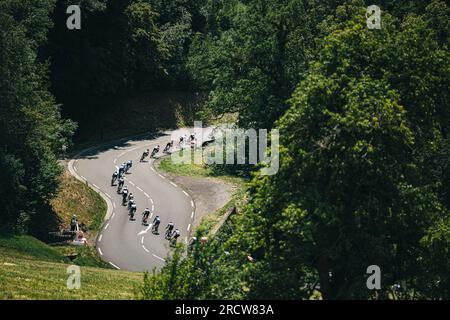 Frankreich. 16. Juli 2023. Bild von Alex Whitehead/SWpix.com - 16/07/2023 - Radfahren - 2023 Tour de France - Bühne 15: Les Gets Les Portes du Soleil nach Saint-Gervais Mont-Blanc (179km) - das Peloton in Aktion. Kredit: SWpix/Alamy Live News Stockfoto