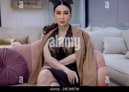 Thailändische CEO der JKN Global Group und Inhaberin des Miss Universe Schönheitswettbewerbs Jakkaphong „Anne“ Jakrajutatip posiert am 19. November 2022 in ihrem Büro in Bangkok. Stockfoto