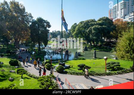 Buenos Aires, Argentinien : 2023. Mai 13 : Menschen, die durch den japanischen Garten der Stadt Buenos Aires, der Hauptstadt Argentiniens im Jahr 2023, spazieren. Stockfoto