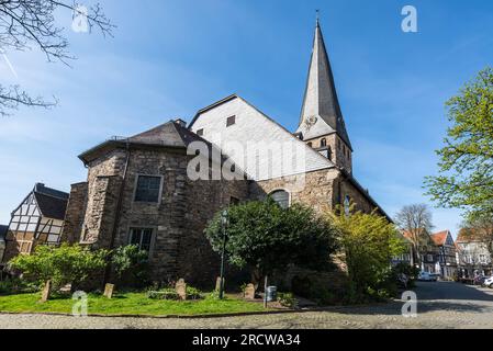 Hattingen, Deutschland - 11. April 2022: Altstadt von Hattingen mit St. George's Kirche in Hattingen, Nordrhein-Westfalen, Deutschland. Stockfoto