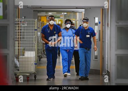 Datei Foto vom 21/12/21 des medizinischen Personals trägt FFP3 Gesichtsmasken am King's College Hospital, im Südosten von London. Ärzte in Schottland haben Minister beschuldigt, russisches Roulette mit Personal und der Gesundheit der Patienten zu spielen, da sie fordern Gesichtsmaske Führung wird wieder in Gesundheitseinrichtungen eingeführt. Ausgabedatum: Montag, 17. Juli 2023. Stockfoto