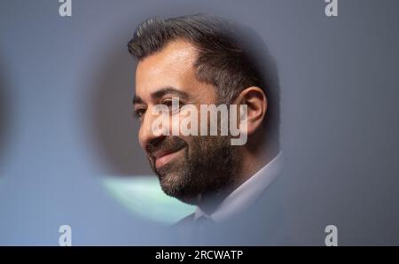 Aktenfoto vom 30.06/23, erster Minister Humza Yousaf. Die Hälfte der Befragten in einer neuen Umfrage gab an, dass sie der Meinung sind, dass First Minister Humza Yousaf schlechte Arbeit leistet. Eine YouGov-Studie, die zwischen Juni 26 und 29 ausschließlich der Nachrichtenagentur der PA mit 1.100 Schotten vorgelegt wurde, zeigt, dass 50 % der Befragten den Ersten Minister seit seinem Amtsantritt als schlecht angesehen haben. Ausgabedatum: Montag, 10. Juli 2023. Stockfoto