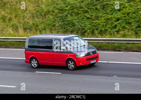 2009 Red Grey VW Volkswagen Campervan T26 SWB P/V 84BHP TDI' Campervan Conversion wird von ausländischen Touristen angetrieben; fährt mit hoher Geschwindigkeit auf der Autobahn M6 im Großraum Manchester, Großbritannien Stockfoto