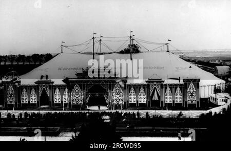 circus, Circus Krone, Zirkuszelt, Außenansicht, Tempelhofer Feld, BERLIN, 1931, ZUSÄTZLICHE-RECHTE-FREIGABE-INFO-NICHT-VERFÜGBAR Stockfoto