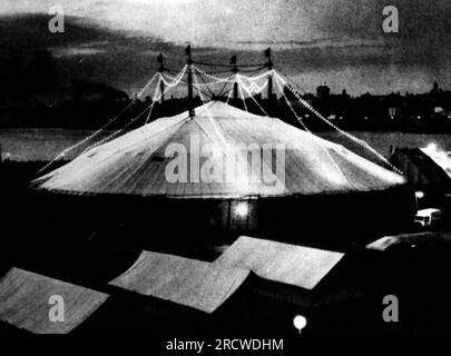 zirkus, Zirkuszelt bei Nacht, ca. 1930, ZUSÄTZLICHE-RECHTE-FREIGABE-INFO-NICHT-VERFÜGBAR Stockfoto