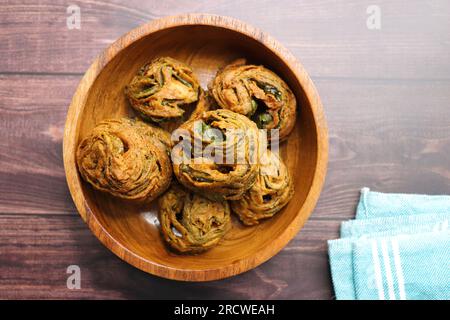 Dry Patra ist ein indisches Gericht mit Kolocasien-Blättern, die mit einem würzigen Gramm Mehlteig überzogen und frittiert sind. Es ist ein beliebtes Gericht in Gujarat. Stockfoto