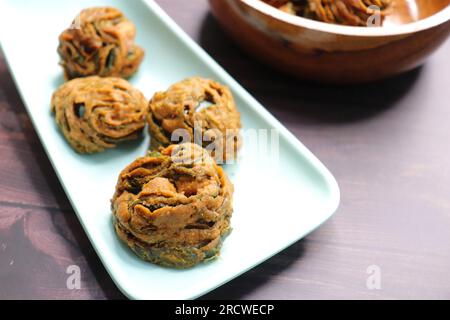 Dry Patra ist ein indisches Gericht mit Kolocasien-Blättern, die mit einem würzigen Gramm Mehlteig überzogen und frittiert sind. Es ist ein beliebtes Gericht in Gujarat. Stockfoto