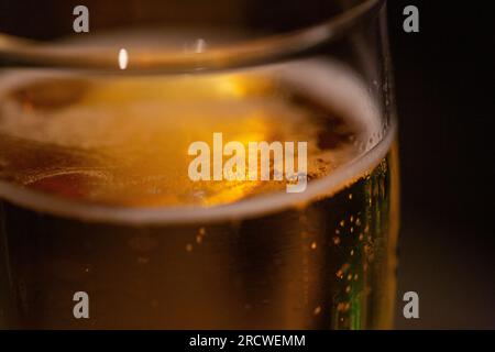 Berlin, Deutschland. 15. Juni 2023. Bläschen sind in einem Glas helles Bier zu sehen. Kredit: Fernando Gutierrez-Juarez/dpa/Alamy Live News Stockfoto